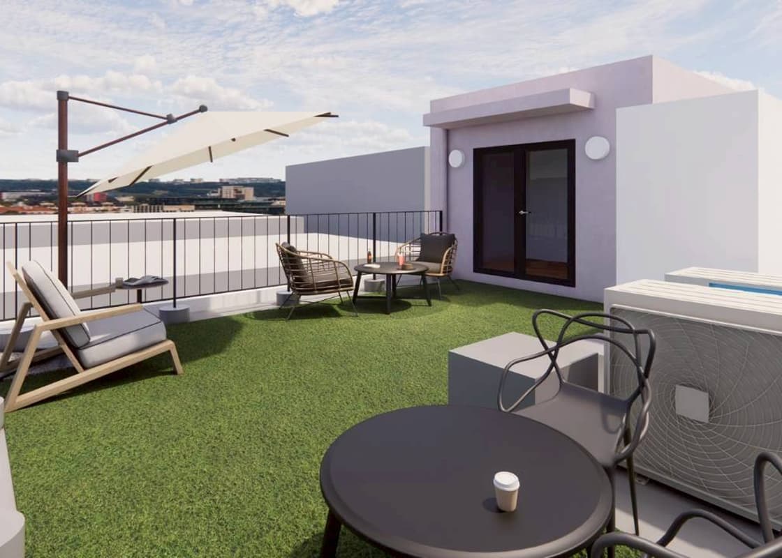 晴れた日の屋上休憩スペース、ラウンジチェアとテーブルセット