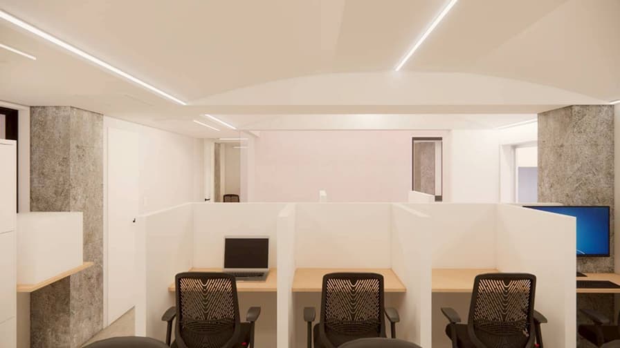 正面から見た3つのワークブース、黒いメッシュチェアとPCが設置された様子